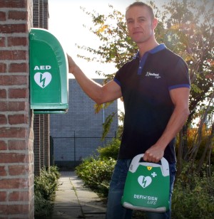 Plaats de AED in een opvallende buitenkast en maak gebruik van de gratis AED verzekering.