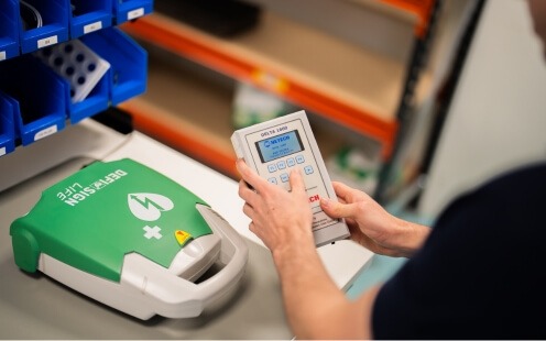 AED controle Een DefiSign AED wordt getest met behulp van een shocktest in het Medisol Service Center
