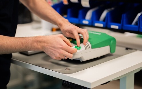 Keuring van AED Een DefiSign is goedgekeurd na controle in het Medisol Service Center en ontvangt een sticker