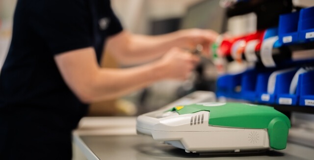 Controle van een DefiSign AED in het Medisol Service Center. 