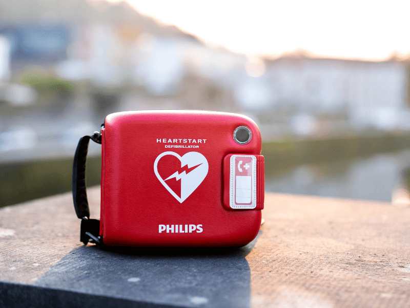 Philips Heartstart FRx AED oor maritiem en scheepvaart Philips Heartstart FRx AED in een draagtas op een brug bij het water